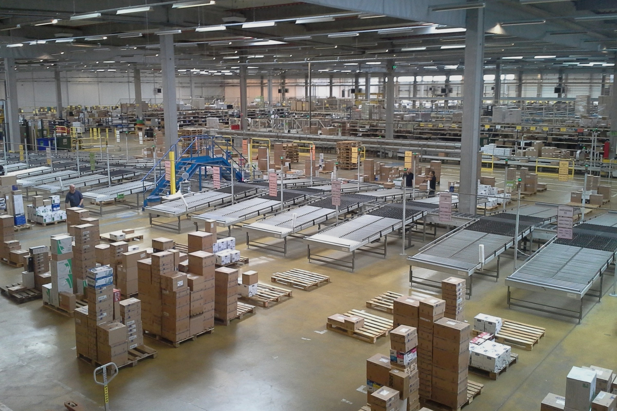 Almacén con códigos de barras para cajas maestras