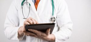 Médico con un tablet